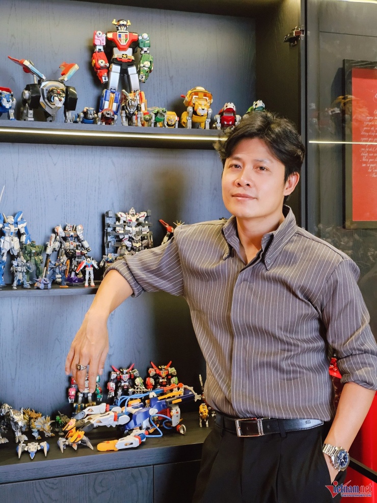 Phóng viên VietNamNet đến thăm nhà nhạc sĩ Nguyễn Văn Chung - một căn hộ ở tầng 22 của một chung cư cao cấp hàng đầu ở phường Thạnh Mỹ Tây, TPHCM. Anh giới thiệu với phóng viên một trong những sở thích cá nhân ít người biết là thú chơi mô hình.&nbsp;