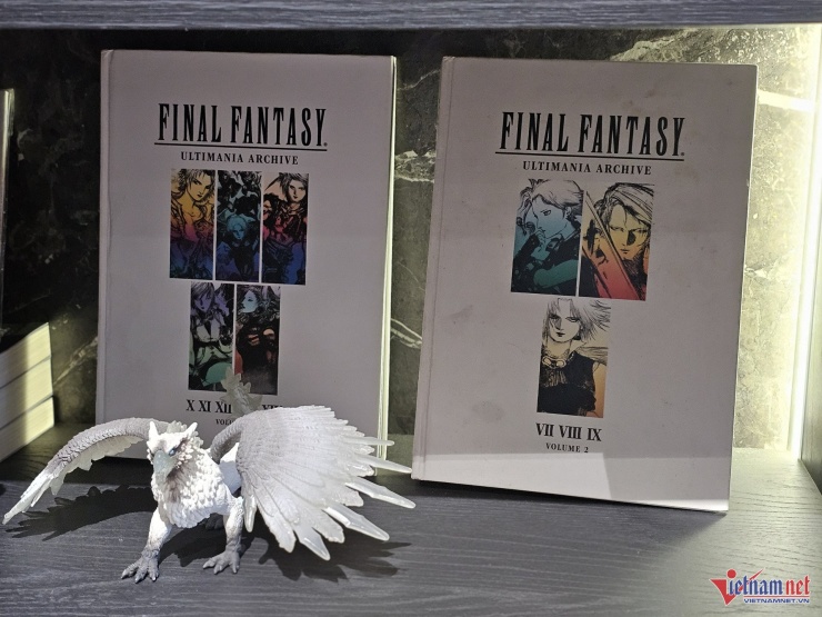 Vì mê "Final Fantasy", nhạc sĩ 8X còn sưu tầm 2 cuốn artbook thuộc series "Ultimania Archive", nội dung xoay quanh các hình minh họa, thiết kế nhân vật và thông tin chi tiết về các phần của trò chơi.