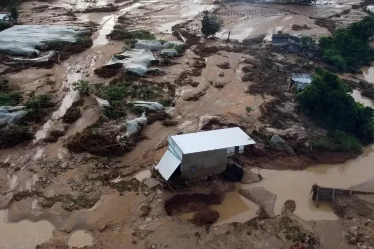 Hồ chứa nước trên núi Tân Lai bị vỡ khiến một lượng nước khổng lồ từ đổ xuống dưới, cuốn phăng tất cả.