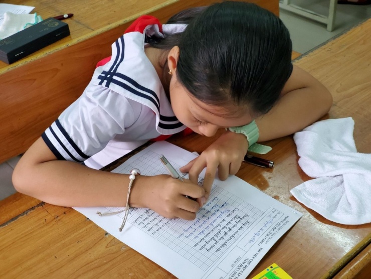 Học sinh tiểu học trong cuộc thi viết chữ đẹp.