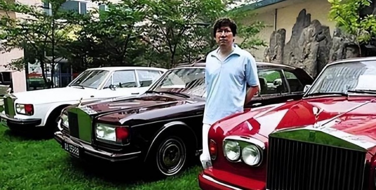 Ông từng mua một lúc 3 chiếc xe sang. Ảnh: Toutiao