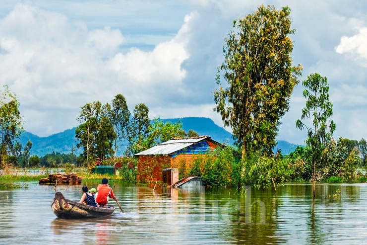 Nước rút đi, tiếng mái chèo khua nhịp lách cách, tiếng gọi nhau í ới vang lên giữa buổi chiều hanh nắng; ai nấy đều vui vẻ, bởi vụ mùa mới lại sắp bắt đầu.