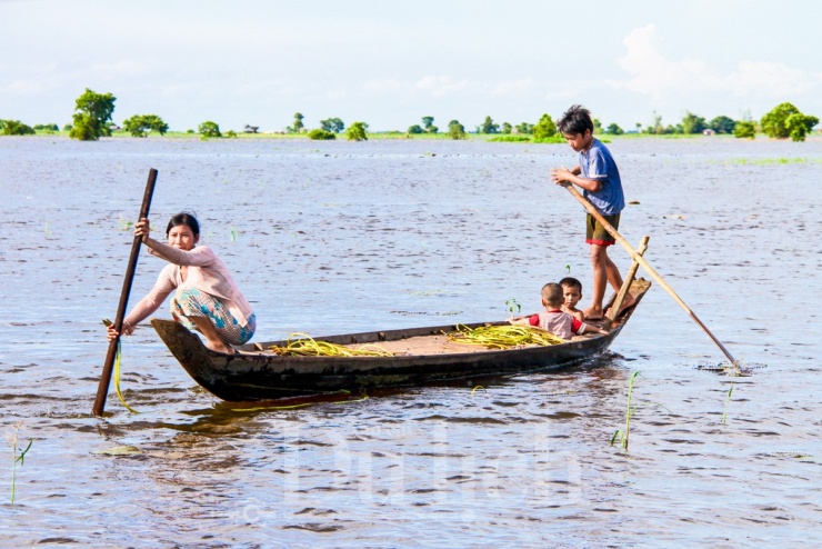 Cánh đồng Mương Dú như được đánh thức bởi biển nước mênh mông biển tràn về, nhuộm trong sắc màu bàng bạc phù sa.