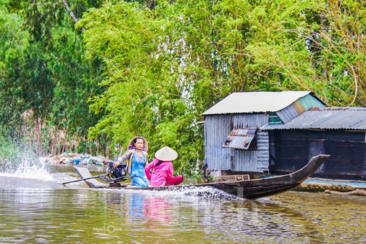 Bắt gặp những chiếc thuyền gỗ rất đặc trưng của bà con vùng này với mũi thuyền được đóng nhọn, vuốt cong mang dáng dấp chiếc ghe Ngo huyền thoại.