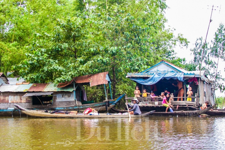 Cảm nhận cuộc sống chậm rãi giữa nhịp trôi của nước, của mây trời, của những mùa lũ đến rồi đi, để lại trong lòng người cảm giác bình yên khó tả.