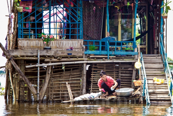 Những mái nhà sàn soi bóng xuống dòng nước lấp lánh, trước hiên nhà là mấy chiếc xuồng ba lá neo đậu, sẵn sàng cho một buổi chài lưới sớm mai.