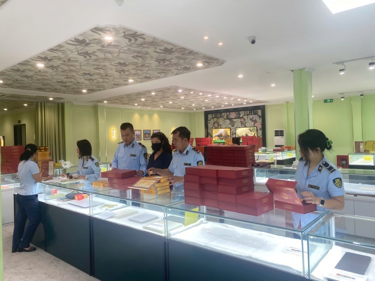 Đội QLTT số 1 kiểm tra Địa điểm kinh doanh Tuần Châu - Công ty TNHH Đồng nhân đường Nam Dương.