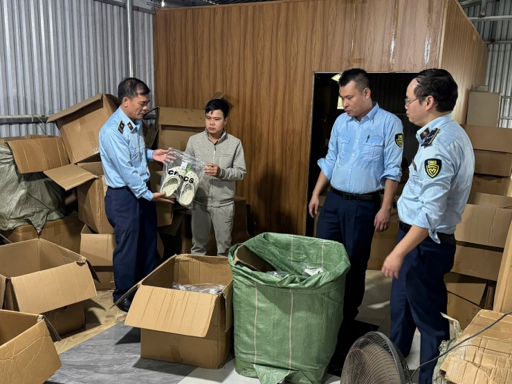 Đội QLTT số 1 phối hợp với Đội QLTT số 2 khám Kho hàng tại Thôn Đông Thành, xã Quảng Tân.