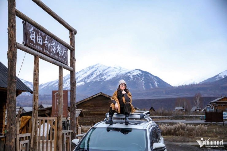 Chị Lam Hạnh và chiếc xe trong hành trình của mình ở làng Hemu