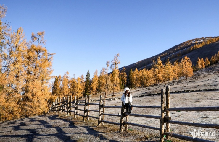 Đôi bạn thân U50 thuê xe tự lái, khám phá khoảnh khắc đẹp khó cưỡng ở Tân Cương - 8