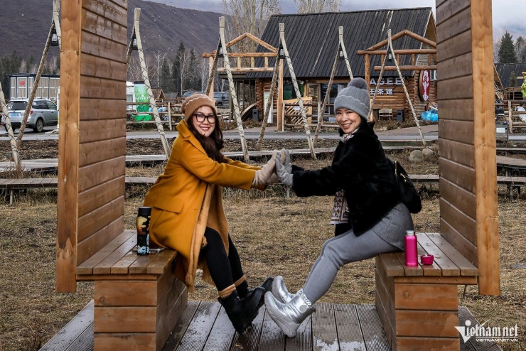 Đôi bạn thân U50 thuê xe tự lái, khám phá khoảnh khắc đẹp khó cưỡng ở Tân Cương - 13