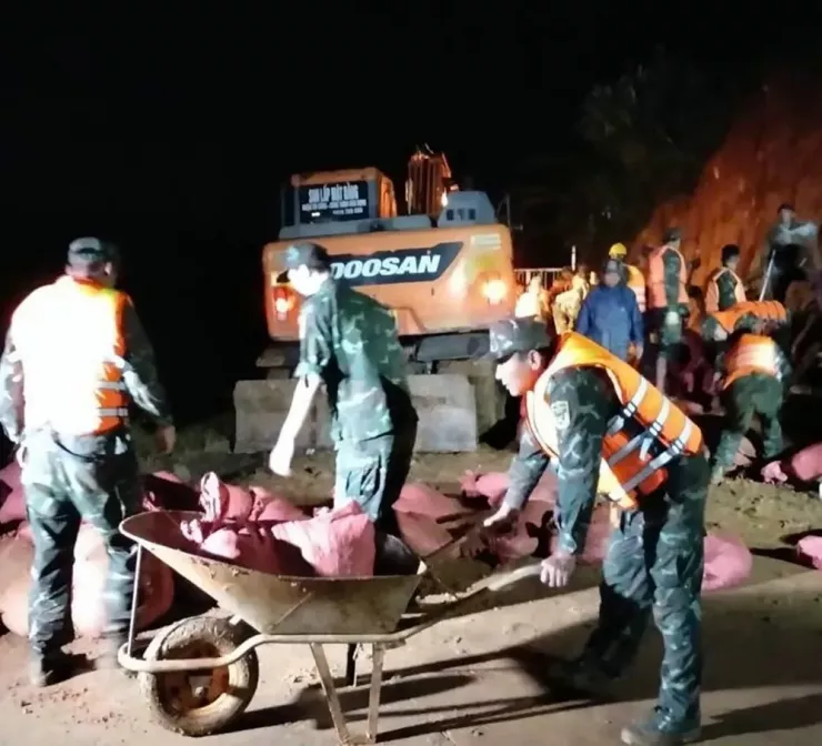 Các đơn vị xuyên đêm gia cố thân đập.