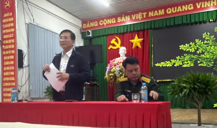 Sau khi trực tiếp đến hiện trường, ông Hồ Văn Mười, Chủ tịch UBND tỉnh đã triệu tập cuộc họp khẩn cấp tại chỗ.