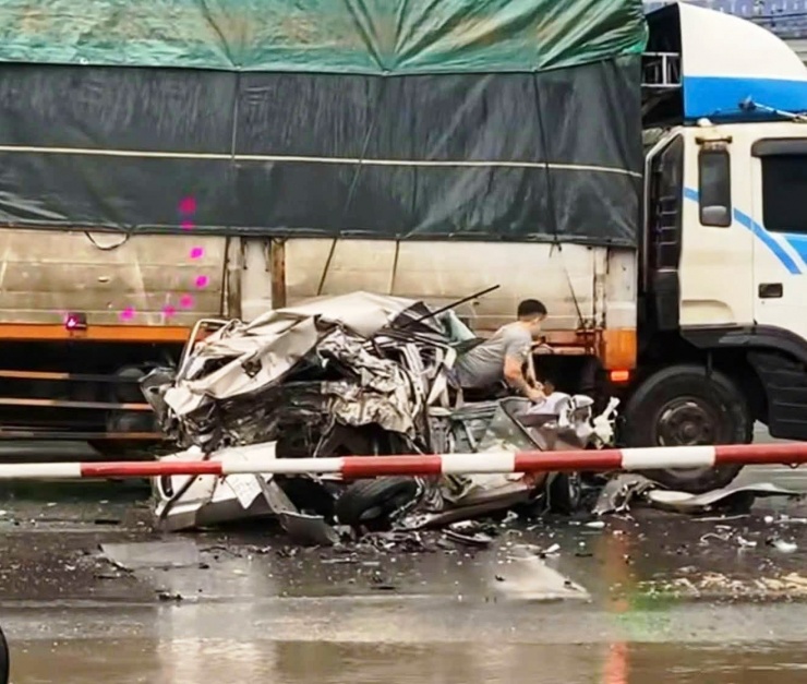 Tài xế xe con thoát ra từ cửa kính trước.