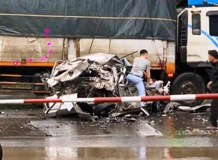 Chiếc xe con bị vò nát, tài xế may mắn thoát chết thần kỳ.