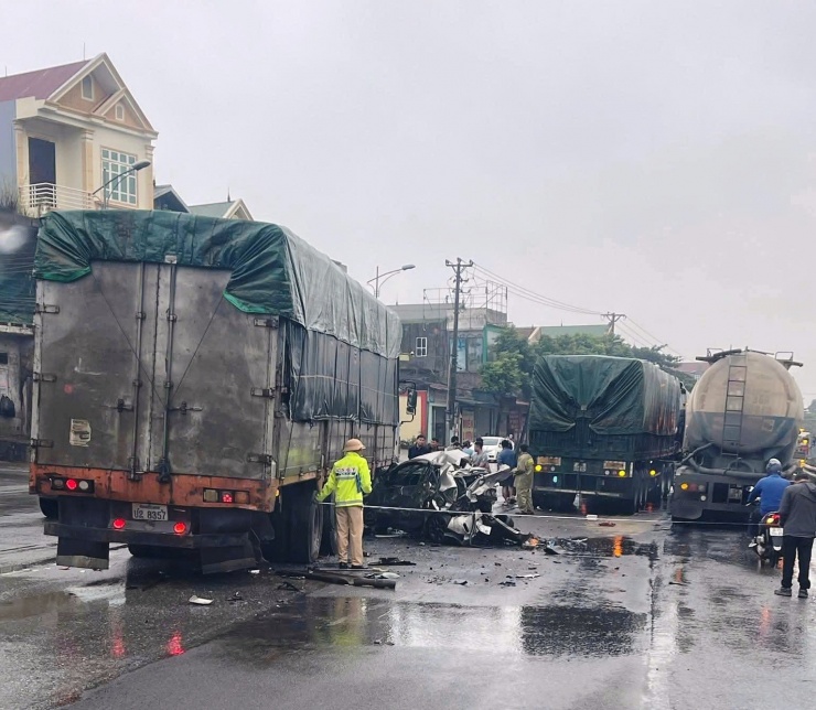 Lực lượng chức năng tiến hành điều tra, làm rõ vụ tai nạn.