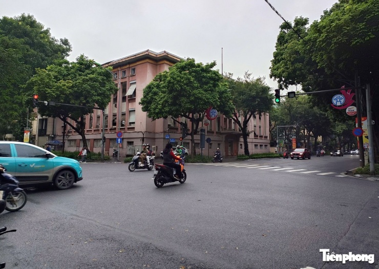 Người tham gia giao thông chấp hành hiệu lệnh đèn tín hiệu. Ảnh: Thanh Hà.