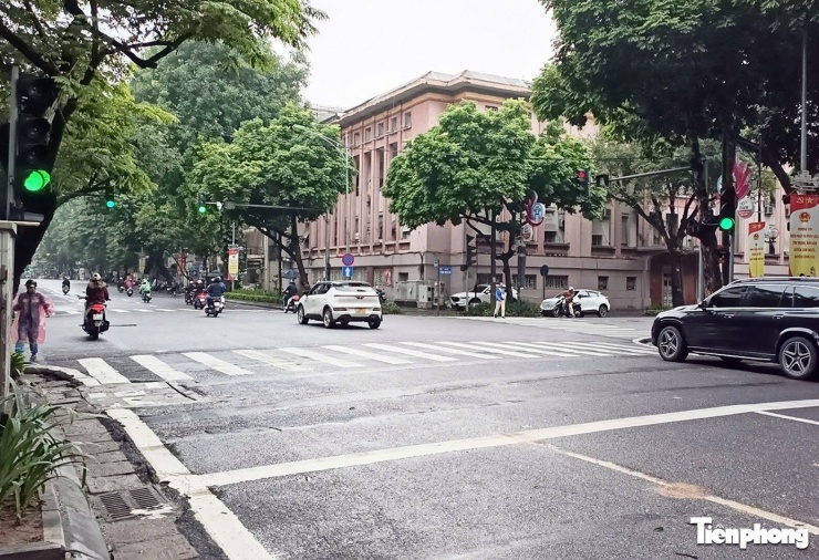 Hà Nội bỏ đèn đếm giây tại một số ngã tư, nhiều người lúng túng - 3