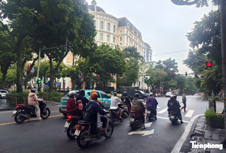 Trên dọc tuyến đường Trần Hưng Đạo bỏ đèn đếm giây. Ảnh: Thanh Hà