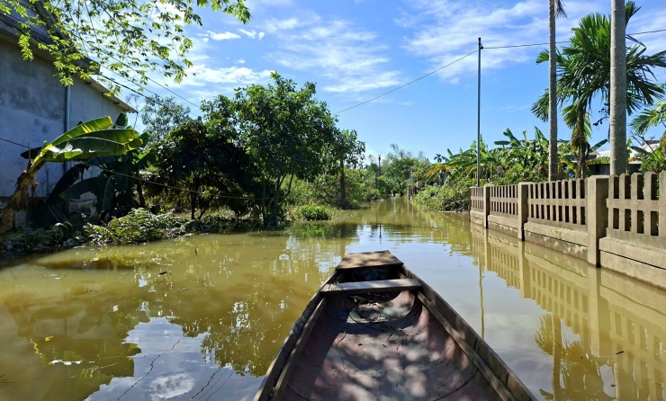 Nước bủa vây, người dân 'rốn lũ' ở Huế đi lại bằng ghe thuyền hơn 15 ngày - 1