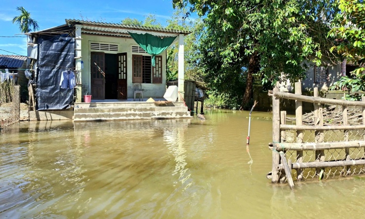Nước bủa vây, người dân 'rốn lũ' ở Huế đi lại bằng ghe thuyền hơn 15 ngày - 2