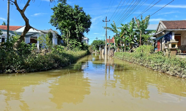 Nước bủa vây, người dân 'rốn lũ' ở Huế đi lại bằng ghe thuyền hơn 15 ngày - 3