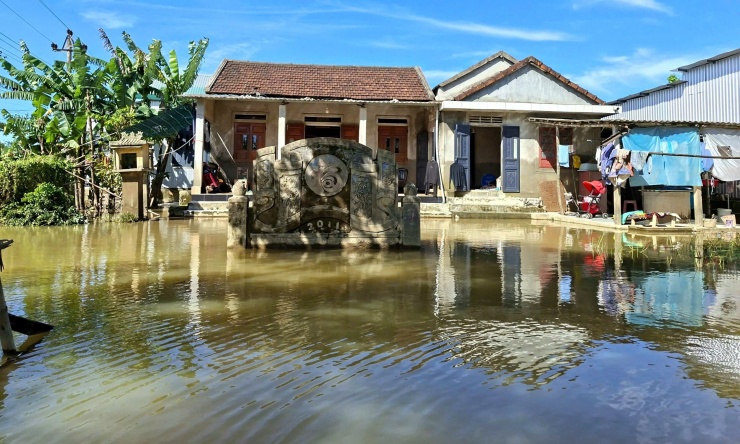 Nước bủa vây, người dân 'rốn lũ' ở Huế đi lại bằng ghe thuyền hơn 15 ngày - 5