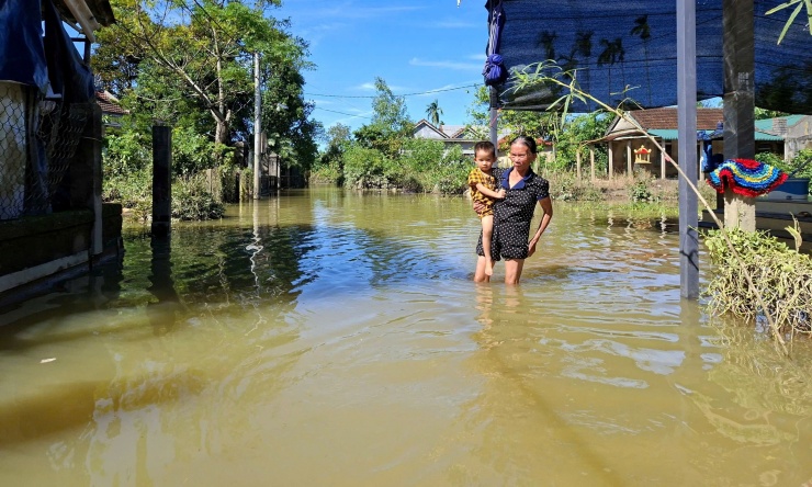 Nước bủa vây, người dân 'rốn lũ' ở Huế đi lại bằng ghe thuyền hơn 15 ngày - 4
