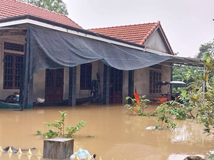 Nước bủa vây, người dân 'rốn lũ' ở Huế đi lại bằng ghe thuyền hơn 15 ngày - 6