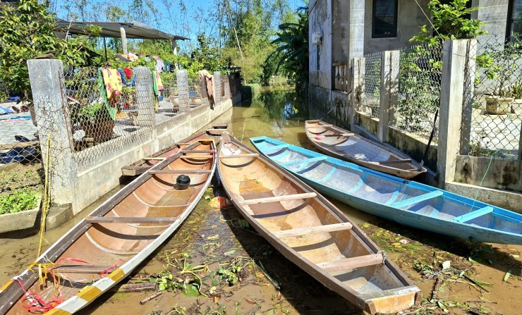 Nước bủa vây, người dân 'rốn lũ' ở Huế đi lại bằng ghe thuyền hơn 15 ngày - 7