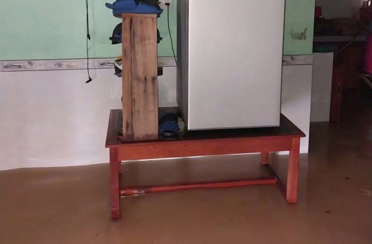 Nước bủa vây, người dân 'rốn lũ' ở Huế đi lại bằng ghe thuyền hơn 15 ngày - 8