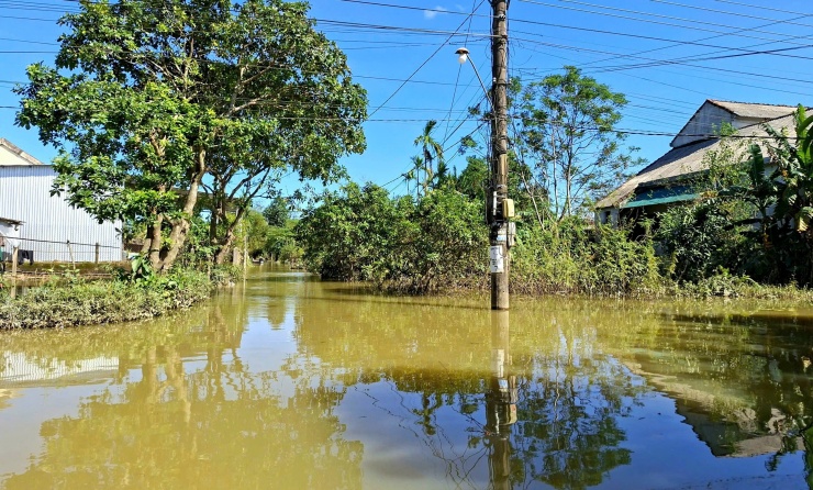 VIDEO: Nước bủa vây, người dân 'rốn lũ' ở Huế đi lại bằng ghe thuyền hơn 15 ngày.
