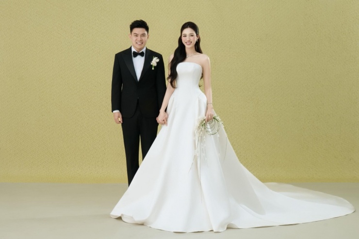 Một ngày trước hôn lễ ở Hà Nội vào 9/11, hoa hậu Đỗ Thị Hà công bố bộ ảnh cưới cô thực hiện cùng ông xã Viết Vương trong bối cảnh studio tối giản.