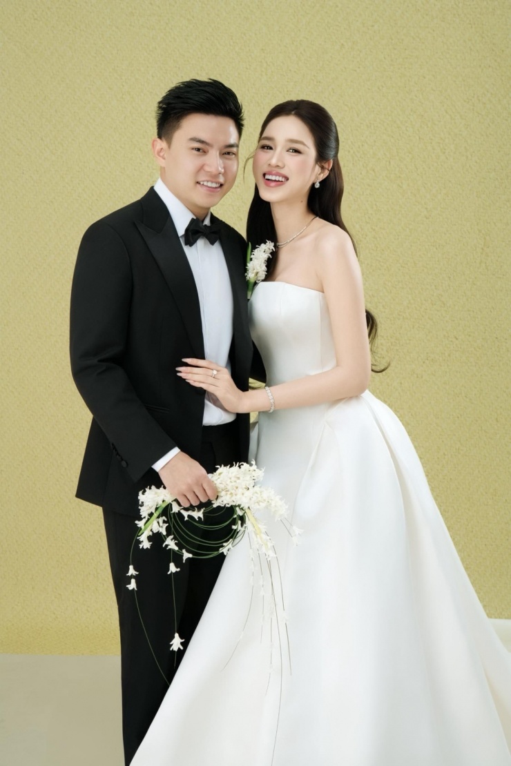 Hoa hậu chọn những thiết kế váy cưới theo phong cách cổ điển, hạn chế chi tiết cầu kỳ. Bên cạnh, ông xã doanh nhân thay các kiểu suit may đo lịch lãm.