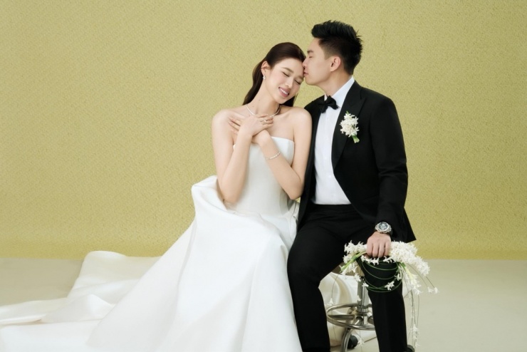 Bộ ảnh ghi lại những khoảnh khắc tình tứ đời thường của cô dâu - chú rể. Cả hai được nhiều khán giả khen dễ thương, phong thái tự nhiên.