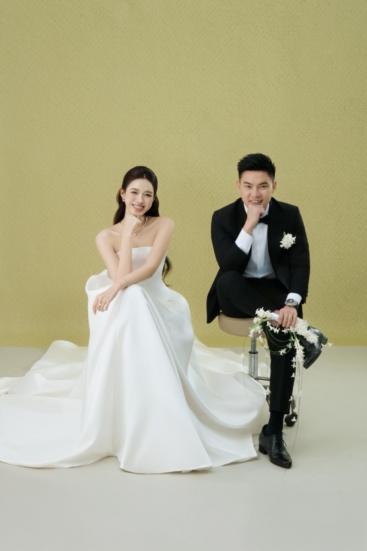 'Họ có tướng phu thê quá'; 'Rất thích hai bạn vì trông tự nhiên, không màu mè'; 'Lần đầu thấy ảnh cưới không hôn nhau mà tôi vẫn thấy rất tình cảm'..., một số khán giả bình luận.