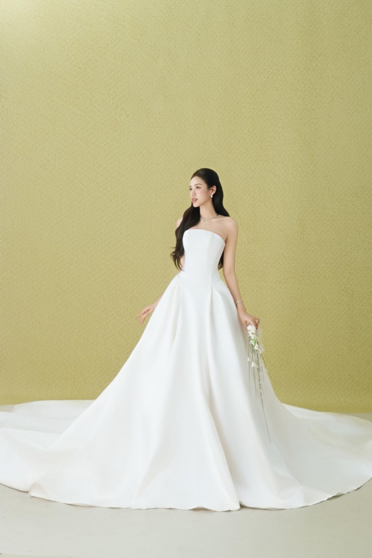 Đỗ Thị Hà tôn sắc vóc cùng thiết kế cúp ngực, đuôi dài hàng mét với chất liệu satin cao cấp của NTK Linh Nga.