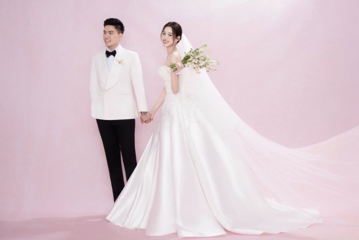 Đôi uyên ương nắm tay không rời trong ảnh cưới.