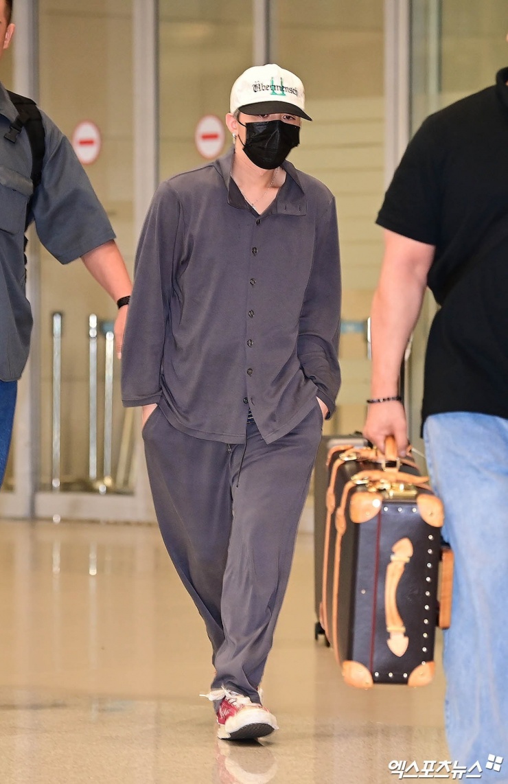 Theo Korea Times, G-Dragon khiến pyjama thành xu hướng hot ở Hàn Quốc và cộng đồng người hâm mộ suốt ba tháng qua. Hiệu ứng này bắt nguồn từ hình ảnh ca sĩ mặc bộ đồ ngủ màu xám đậm ở sảnh sân bay Incheon tháng 8. Thiết kế do thương hiệu Frette của Italy sản xuất cho hãng hàng không Korean Air. Trang phục được tặng cho hành khách hạng thương gia. Nhờ G-Dragon, bộ cánh trở thành món đồ được săn lùng trên mạng. Ảnh: Korea Times