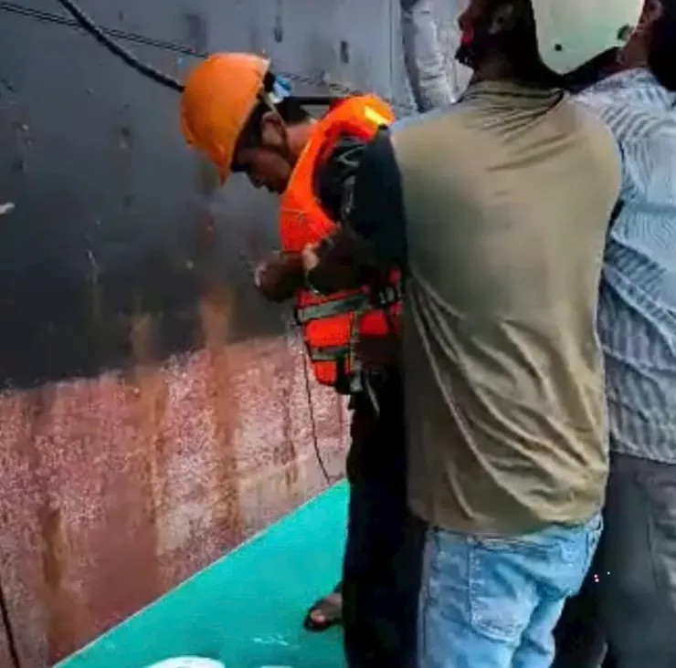 Ông Quang được đưa xuống tàu An Vĩnh để trở về.