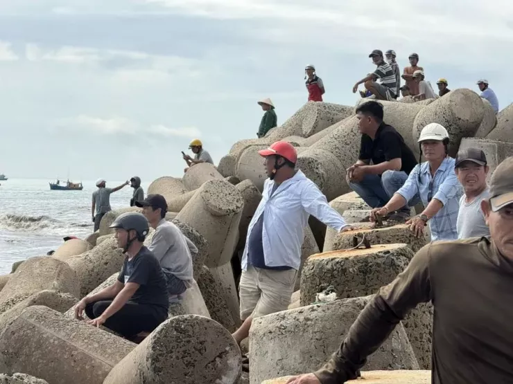 Rất nhiều người theo dõi các tàu bị nạn nhưng bất lực không giúp được gì.
