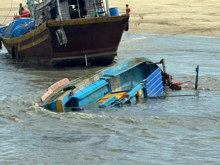 Một tàu cá lật tại cửa biển.