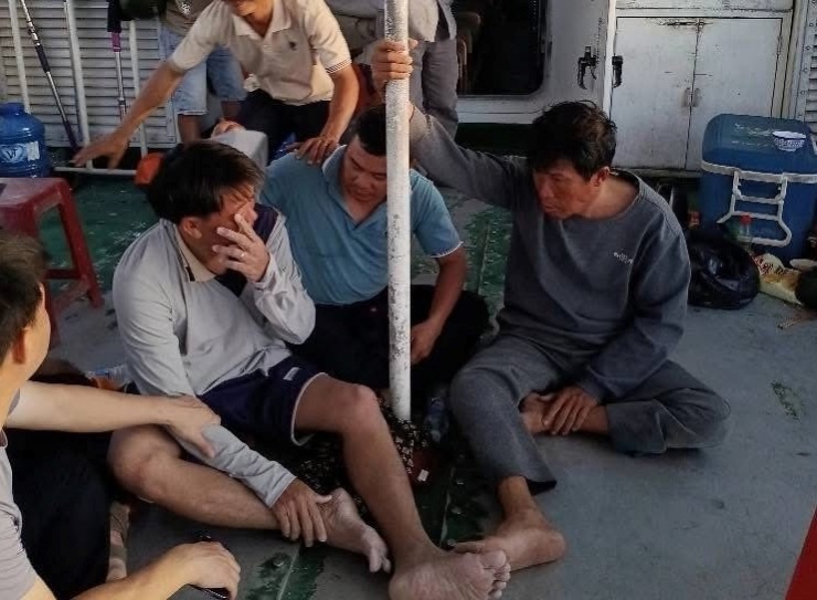 Anh Sanh và anh Quang gặp lại nhau sau những ngày mất tích trên biển. Ảnh: N.X