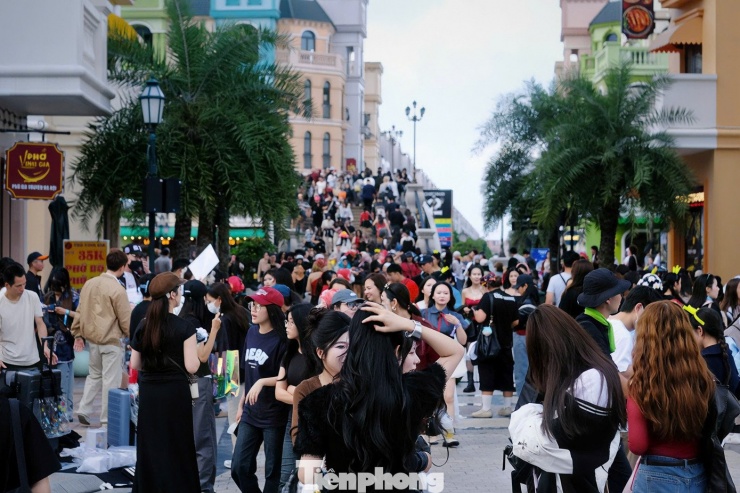 Từ sớm hàng nghìn người hâm mộ nam nghệ sĩ đã có mặt tại địa điểm tổ chức concert để chụp ảnh check-in, tham gia các sự kiện đổi quà của fan trước khi vào khu vực sân khấu.