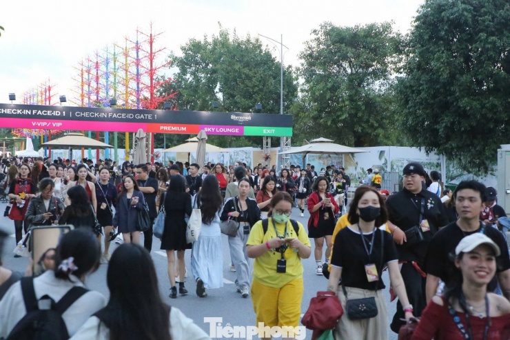 Sau khi trải nghiệm hoạt động tại các gian hàng của ban tổ chức, người hâm mộ bắt đầu xếp hàng để vào sân khấu.