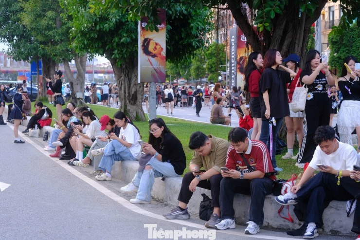 Theo phản ánh của nhiều khán giả, mọi nẻo đường hướng về Vinhome Ocean Park 3 bắt đầu xuất hiện ùn ứ cục bộ. Đặc biệt 2 tuyến đường vành đai 2, vành đai 3 theo chiều hướng lên cầu Vĩnh Tuy và cầu Thanh Trì để tới 8Wonder Ocean City - nơi tổ chức live show của nam nghệ sĩ G-Dragon.