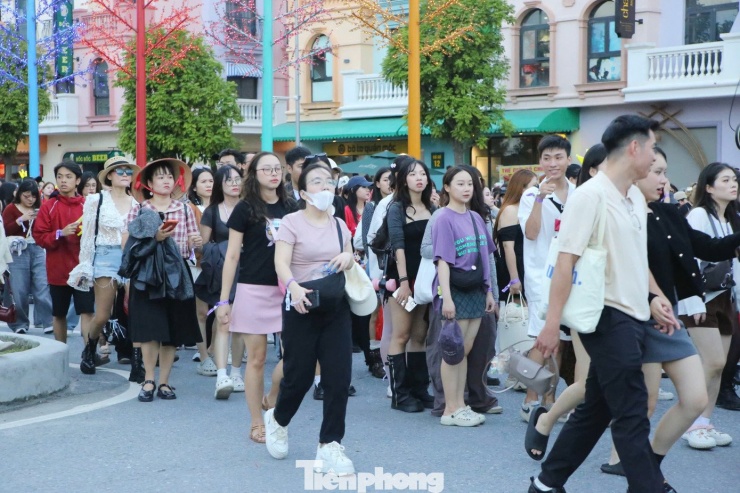 Đêm diễn thứ hai của G-Dragon diễn ra vào 9/11. Trước đó, ngày 7/11, bố mẹ của nam ca sĩ cũng đã có mặt tại Hà Nội để tham gia đêm nhạc của con trai.