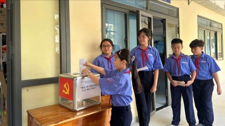 Học sinh Trường THCS Nguyễn Văn Luông (phường Bình Phú, TPHCM) ủng hộ đồng bào miền Trung chịu thiệt hại do thiên tai. Ảnh: Website nhà trường.