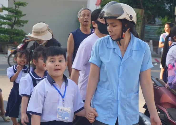 Phụ huynh dẫn con đi tựu trường. Ảnh: NGUYỄN QUYÊN