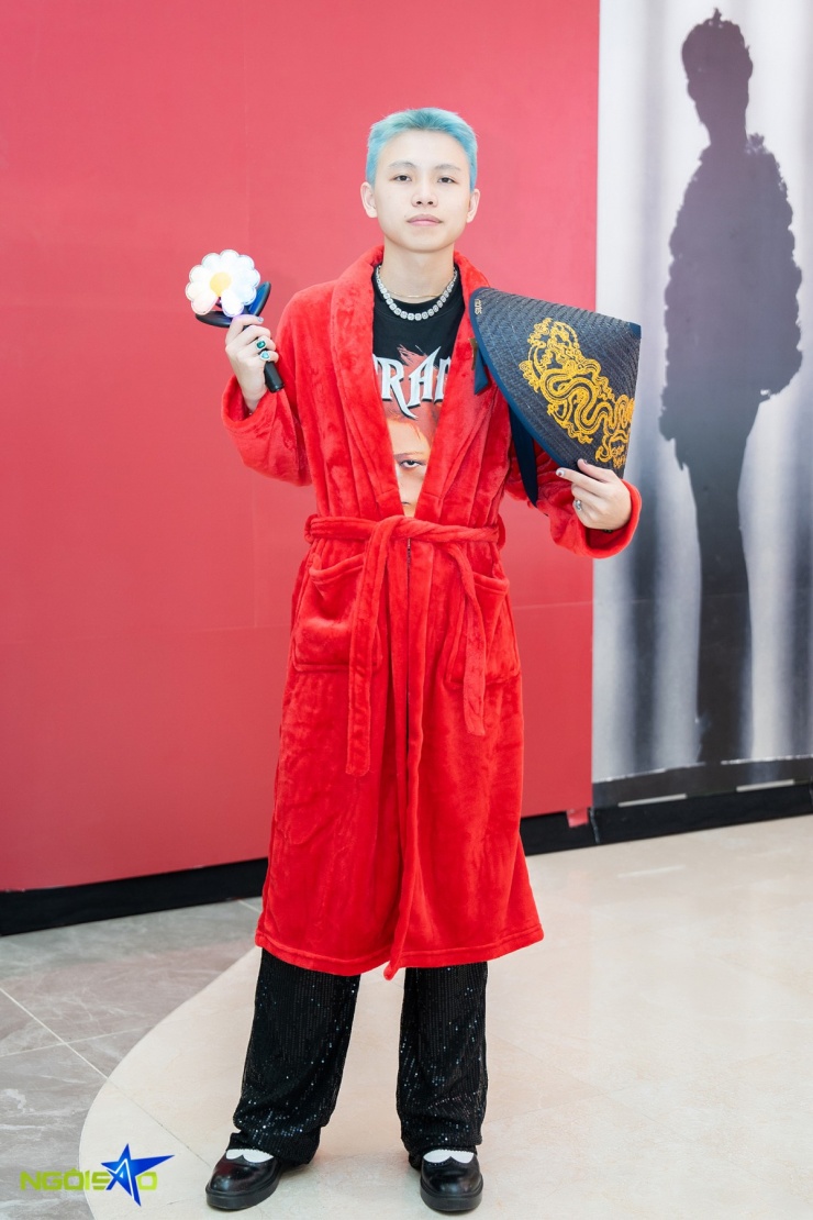 Nhiều fan chọn sắc đỏ làm điểm nhấn cho trang phục, từ váy liền, áo khoác đến phụ kiện như tất cao cổ hay găng tay, để tham gia buổi diễn đầu tiên của G-DRAGON 2025 WORLD TOUR [Übermensch] IN HANOI.